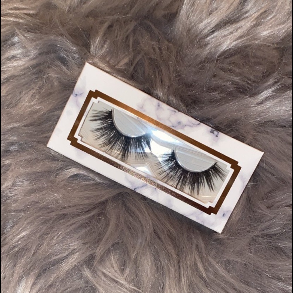 “KISS ME” 20mm LONG DRAMATIC VOLUME MINK LASHES